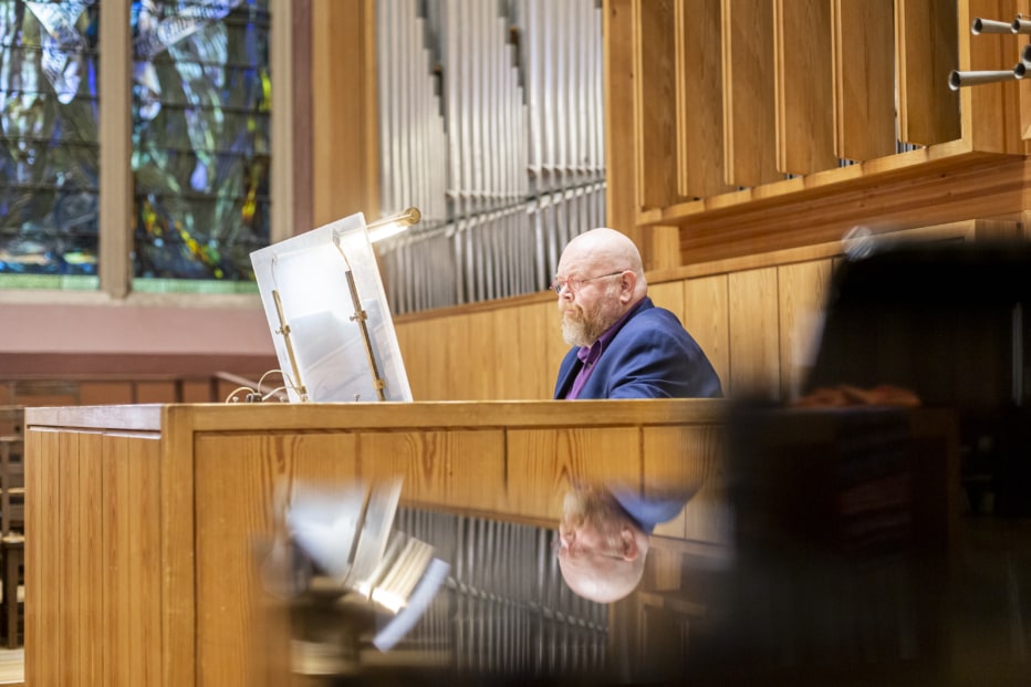 Director of Music Peter Sykes at the organ console